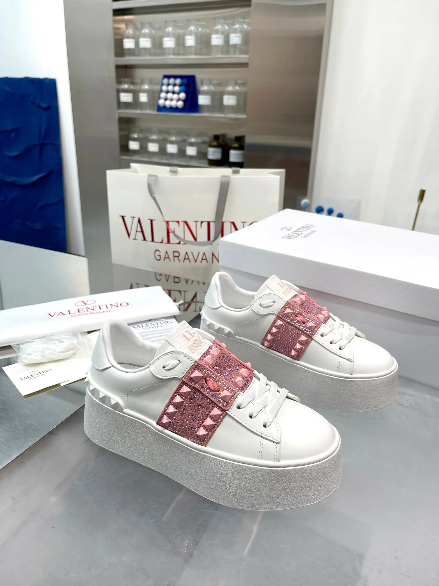 👟👟Ex-factory price 680👟👟 The latest thick-soled high version of Nujia Valentino Valentino 23ss spring and summer thick-soled rivet sports and casual shoes white shoes 2023 latest model hot-selling series hard to find after being launched in Japan Super hot classic rivet series with thick sole 6cm height increase Purchase the original version every detail is very exquisite🎁 Upper: silk cowhide splicing Lining: Cowhide lining Outsole: Original synchronized TPR outsole 6cm height increase Size: Female 35-41 (40.41 customized)